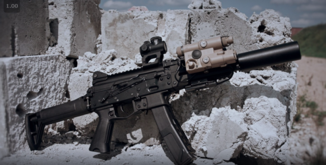 gau5a上面,和ppk20一样,也是增设了战术导轨,只不过其目的是为了让