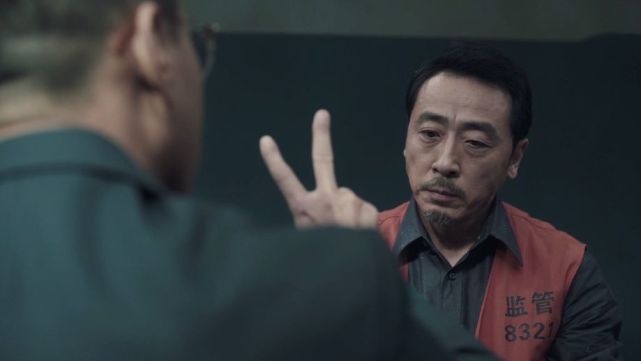 李成阳给高明远拍照,他的手势暗示马帅的死因,你看懂
