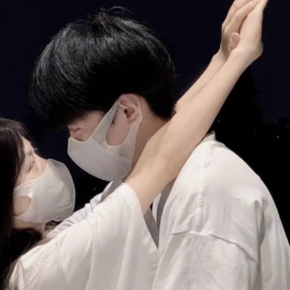 唯美情侣头像:偷偷浪漫吧,避开世俗的眼光