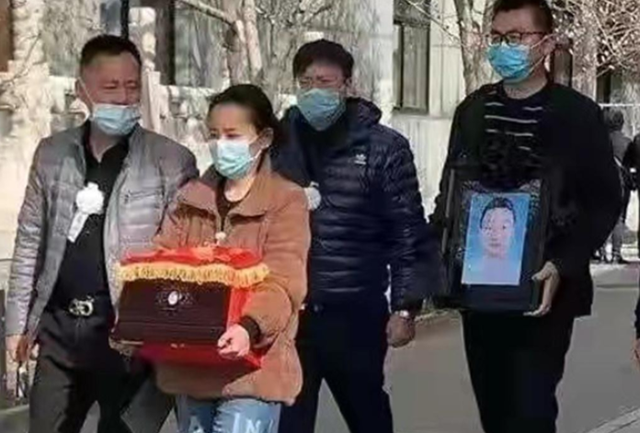 熊磊抱骨灰盒有特殊含义,当地老人透露特殊风俗:比郭威捧遗像更难接受