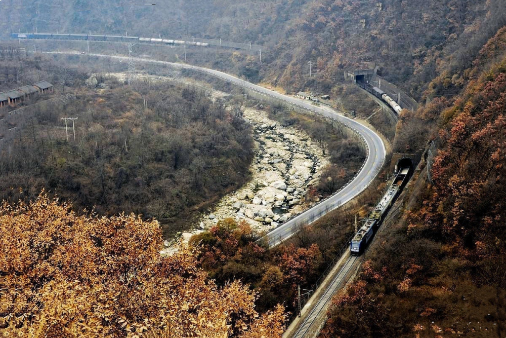 盘绕在秦岭之中的宝成铁路