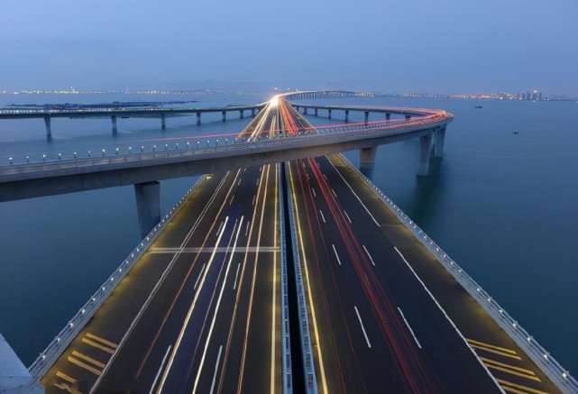 他们也创下了建造出世界上最长的跨海大桥,最长的钢铁大桥,以及最长的