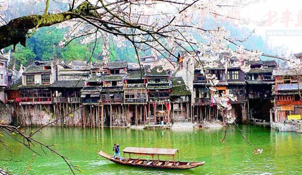 凤凰古城:中国最美丽的古城镇之一