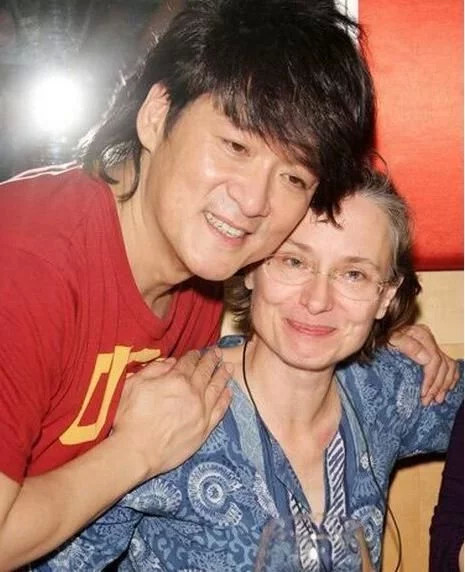 周华健一家人的"易老基因:夫妻同框似母子,父子合影如兄弟