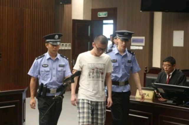在两人交往之初,邵童就告诉过李向南,她在国内还有一个男朋友,是她的