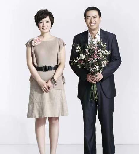 张嘉译携老婆亮相,52岁穿极简黑白美得优雅大气,两人
