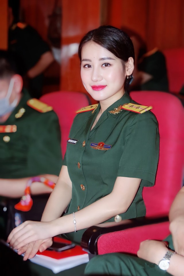 越南女兵美得像选美皇后 靠"钢铁纪律"保持身材