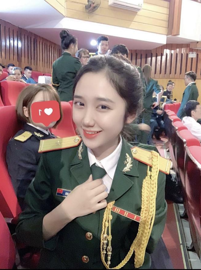 越南女兵美得像选美皇后 靠