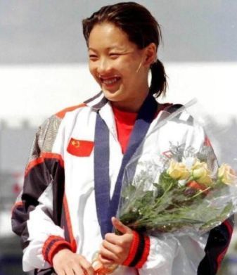 这次在现场直播中登场,42岁的伏明霞的变化也太大了,不仅面相上快认