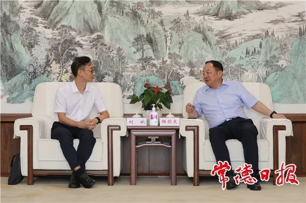 杨懿文与湖南中烟常德卷烟厂厂长座谈