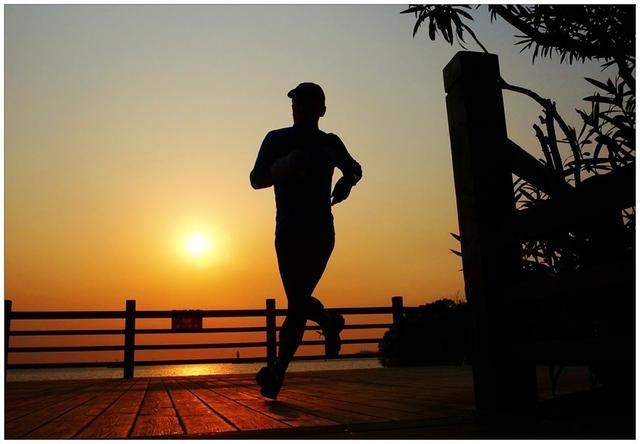 晨跑应该不吃饭跑步还是吃完饭跑步?早上跑步有哪些