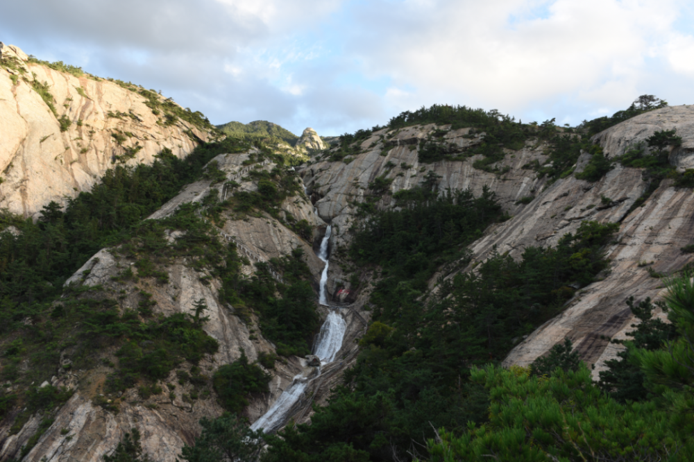 昆嵛山是烟台境内最高的山了,海拔922.8米.