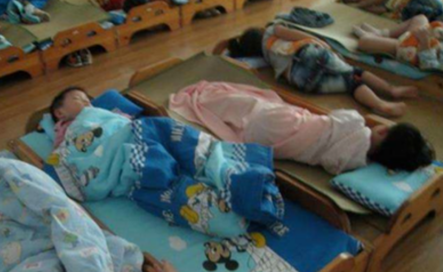 为啥幼儿园午睡要"头脚相对"?不是为了节省空间,对娃受益匪浅