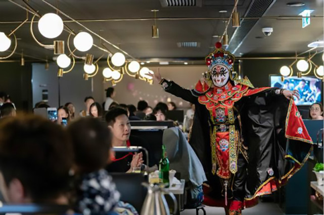 故事:海底捞杨丽娟:从服务员到上市公司女副总,赚得身价30亿