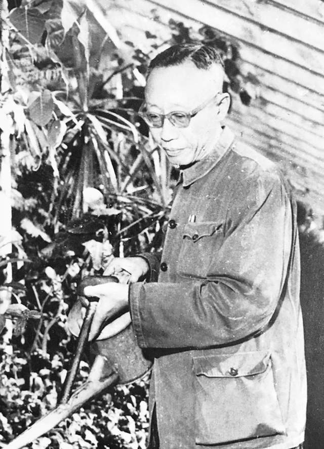 新中国成立后,溥仪和沈醉游历故宫,沈醉问:坐在龙椅上舒服吗?