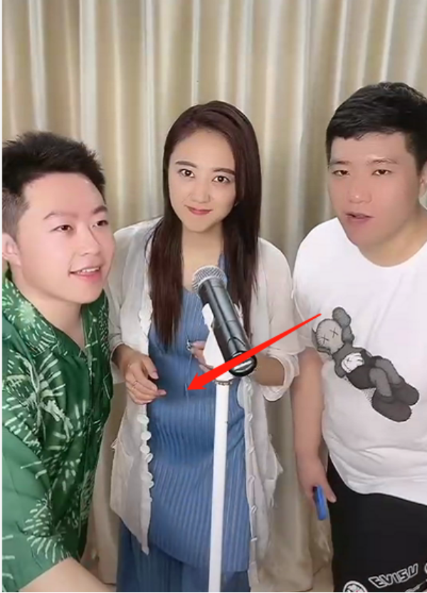 近日, 玖月奇迹王小玮在社交平台上罕见地晒出一则自己与两男同框的