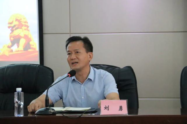 刘勇表示,这次法院主要领导的调整,是市委根据工作需要和实际情况全盘