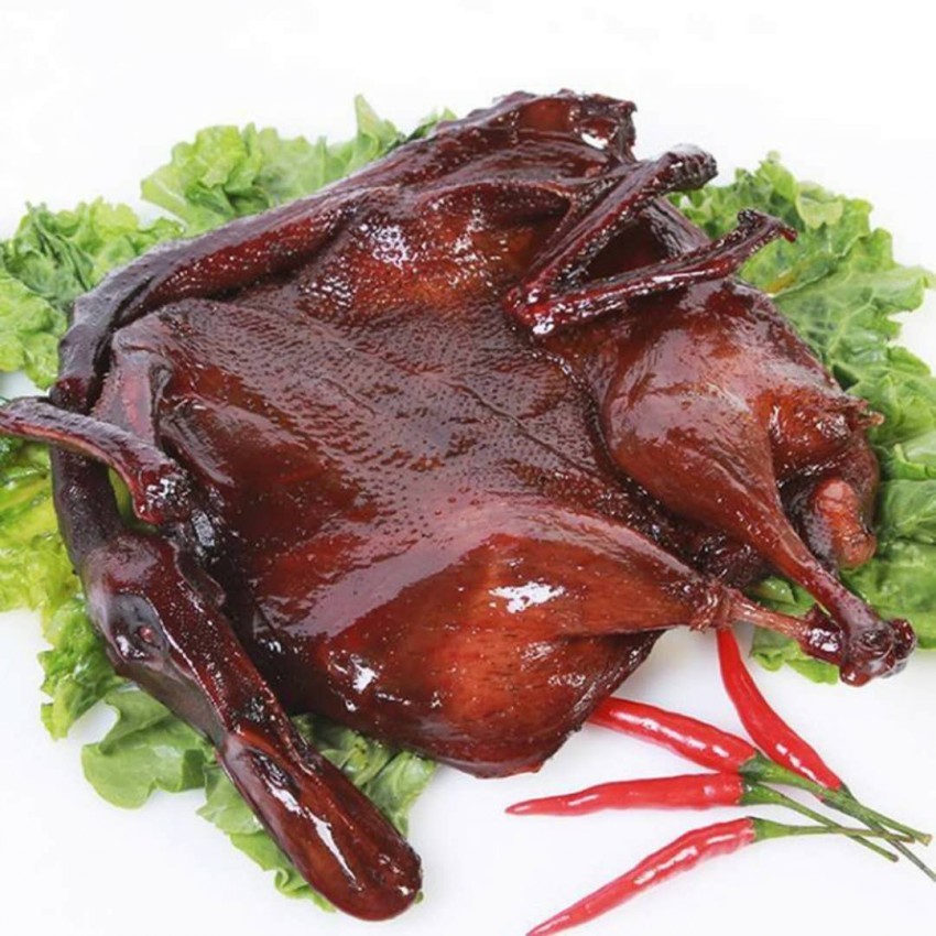 徽菜的特点以熏,炒,炖为主,这道熏鸭就是以先熏后卤制作而成,味道醇