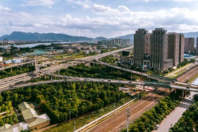 溢价率未超15％！成都南京杭州二轮集中供地新规缚住地价“狂牛”丨焦点_腾讯新闻