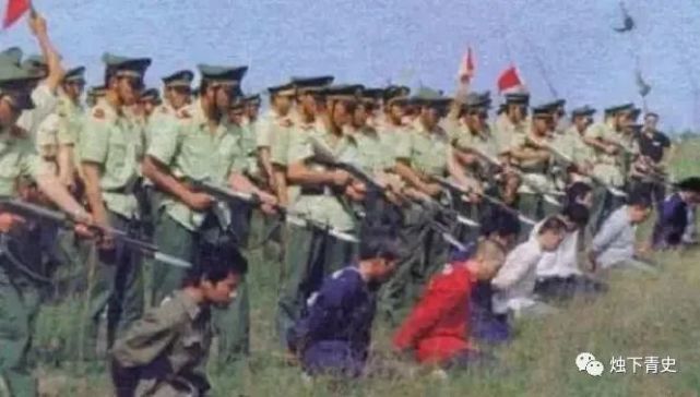 1983年唐山公交车上一解放军被砍伤,50人被枪决,究竟