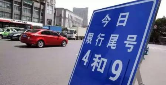 (二)驾驶中型以上载客载货汽车,危险物品运输车辆在高速公路,城市