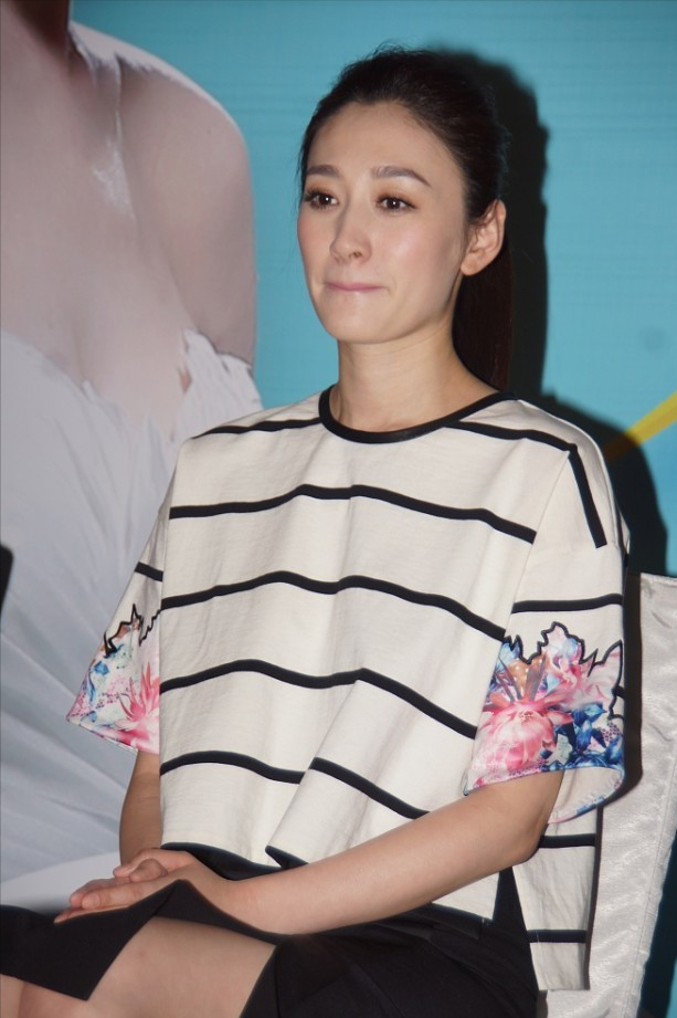 李小冉一身长裙好优雅,杜淳依偎在她身旁,两个人看着还挺有cp感