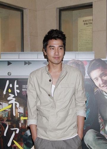 赵又廷发型毛躁却依旧帅气,黑色西装还能穿出新鲜感