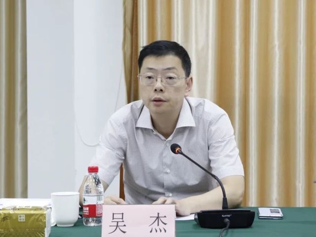 8月25日下午,临港新片区管委会专职副主任吴杰一行赴书院镇传达市委