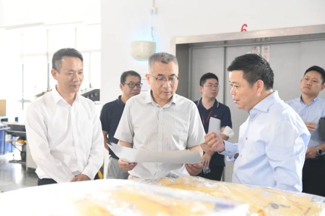 临港管委会专职副主任武伟赴泥城镇传达市委书记李强