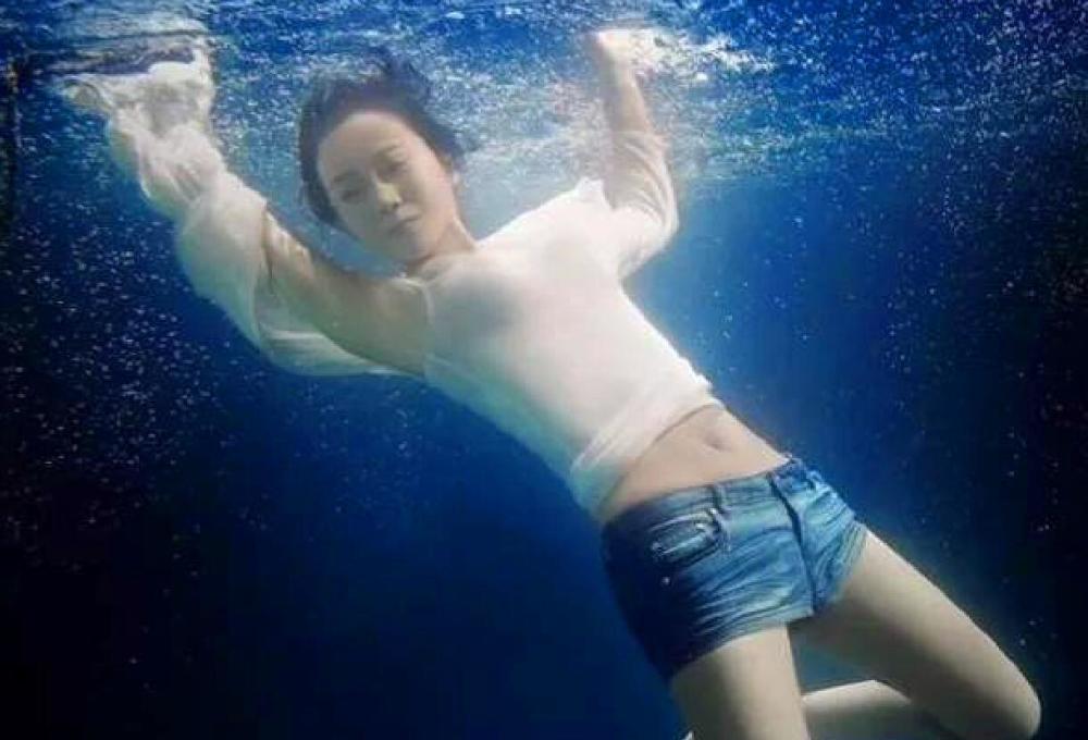 49岁闫妮的水下"大片",明明一丝不露,却看得人心直怦怦跳!