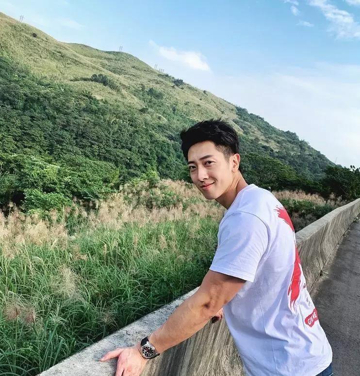 台湾鲜肉男模张哲伟,被台媒称为"男神之光!