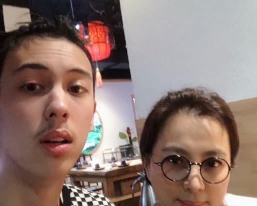 李玲玉22岁混血儿子罕曝光!长相颇似吴磊?被母亲力捧进军娱乐圈