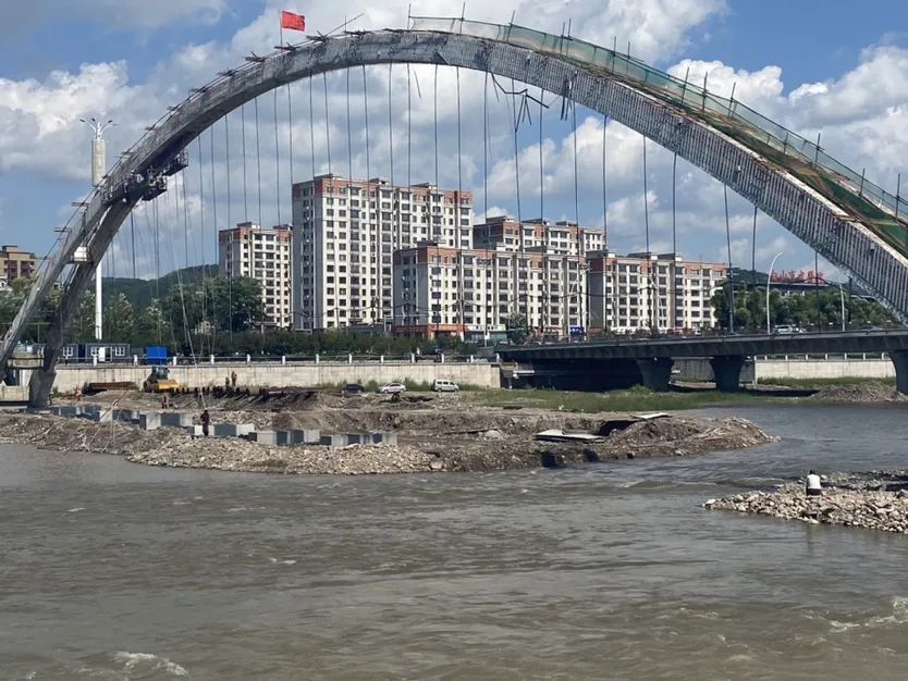 白山彩虹桥重建进行中!进度咋样了?小编带大家一起瞅瞅