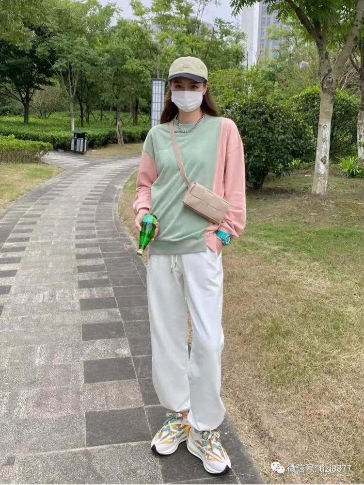 白色休闲裤配什么上衣比较好看