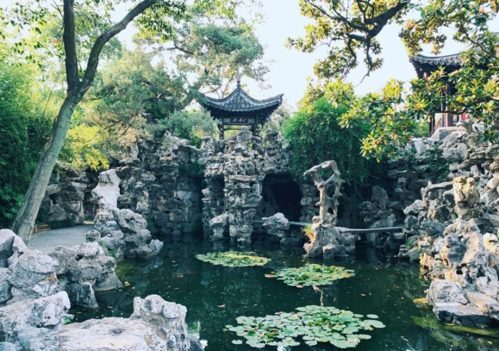 个园夏山近景▼秋山明净而如妆从湖石蹬道引至山巅,经过楼廊复道可到