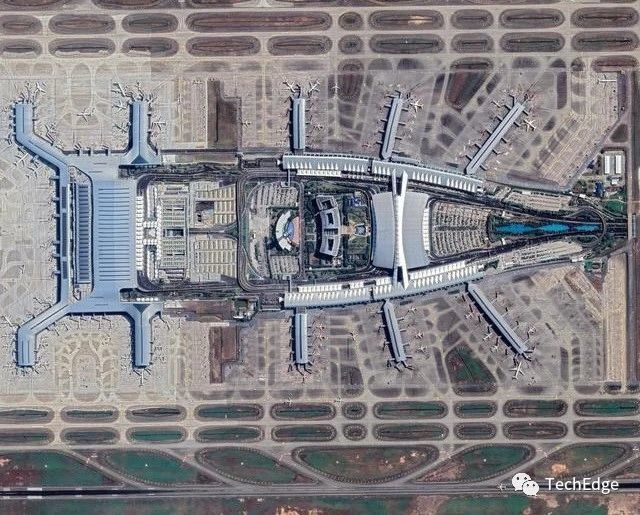 还有网友晒出了夜间在飞机上排到的广州白云机场,是不是更加"张牙舞爪