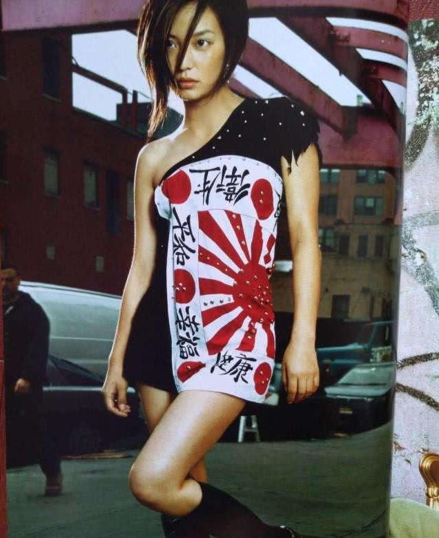 第一件      身披军旗事件 2001年夏,赵薇在美国为某杂志拍摄春夏服装