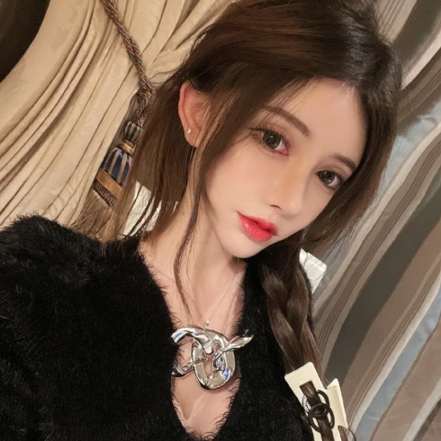 身材性感的御姐头像/女生头像