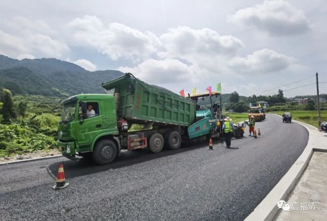 拌和铺摊,初压复压…记者26日在东张镇至一都镇主干公路(534国道)一