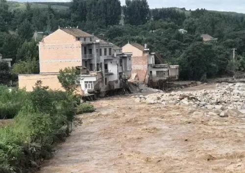 部分乡镇遭遇特大暴雨时,市慈善会从网筹项目的非定向捐款中向蓝田县