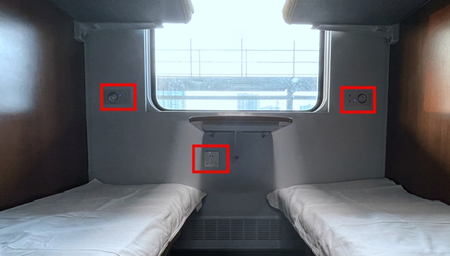 哪里 在一等卧铺车厢里 每个铺位均设有usb插孔 桌板下方设有五孔插座