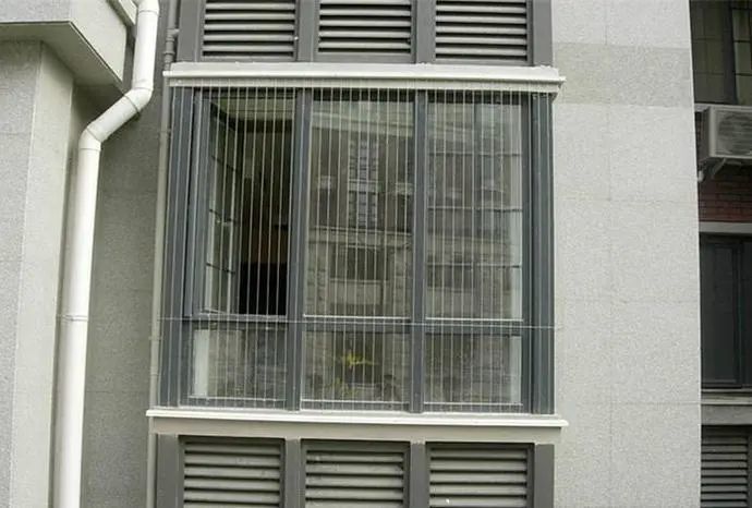 防盗窗也有一定的缺点,因为它占用了一定的室内空间,价格较高,推拉时