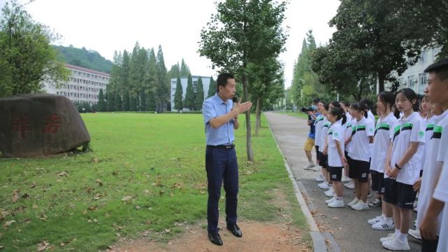 衢州高级中学校长变身导游,带着新生赏"校园十景"