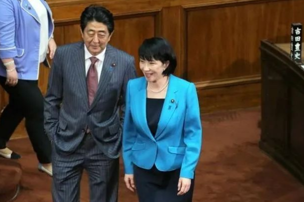 菅义伟收到一噩耗,日本将迎首位女首相?81%日本人态度决定一切
