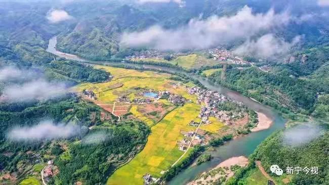 8月27日,航拍下的新宁县崀山镇崀山村全景,风光如画.