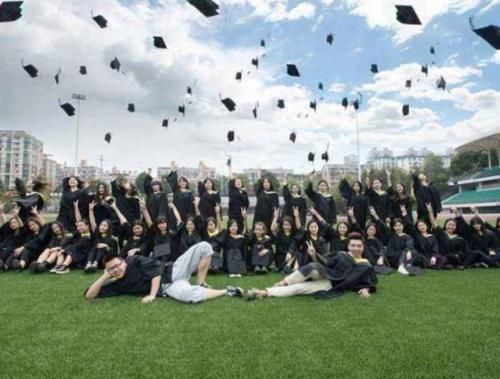 专科生借学士服拍毕业照,本科生嘲笑没资格,专科生不是大学生?