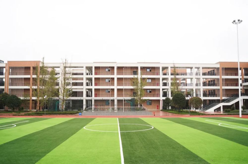 学校简介:成都市新都区南丰小学是区委,区政府重点打造的"现代学校