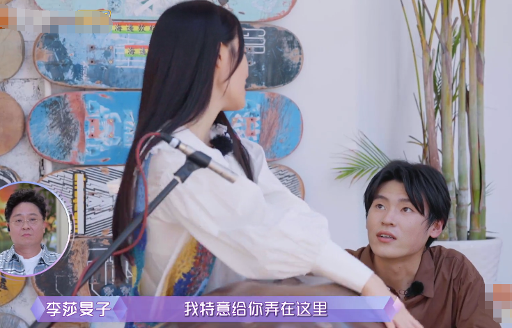 李莎旻子太作,非要强迫樊凯杰坐香蕉船,爸爸想维护她都没办法了