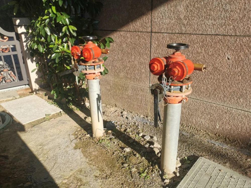 关于位于42幢楼下室外地面上的水泵接合器不出水问题,莲都区消防救援
