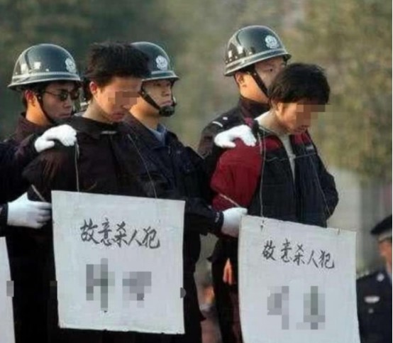 我国的死囚犯在被执行枪决时,为什么必须要跪着?原因